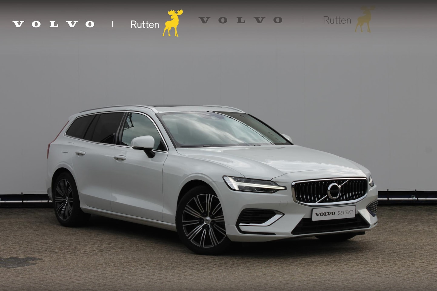 Volvo V60 - T6 340PK Automaat Recharge AWD Inscription Cruise Control / Panoramisch schuif-kanteldak / - AutoWereld.nl