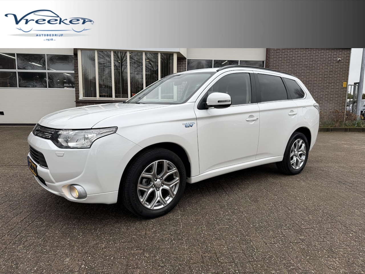 Mitsubishi Outlander - 2.0 HYBRID Dak l Trekhaak l Camera - AutoWereld.nl