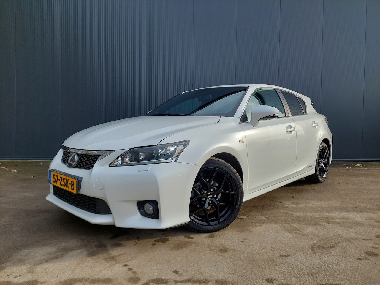 Lexus CT 200h - F-Sport Line WIT METALLIC CAMERA LED NAVI CRUISE ECC 17 INCH AFNB TREKHAAK - AutoWereld.nl