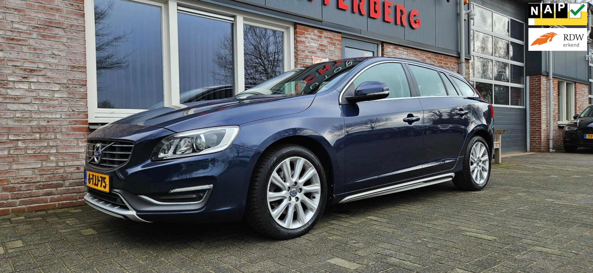 Volvo V60 - 1.6 T4 Summum Trekhaak! Leer! Xenon! Nette Auto! 180PK! Navigatie! - AutoWereld.nl