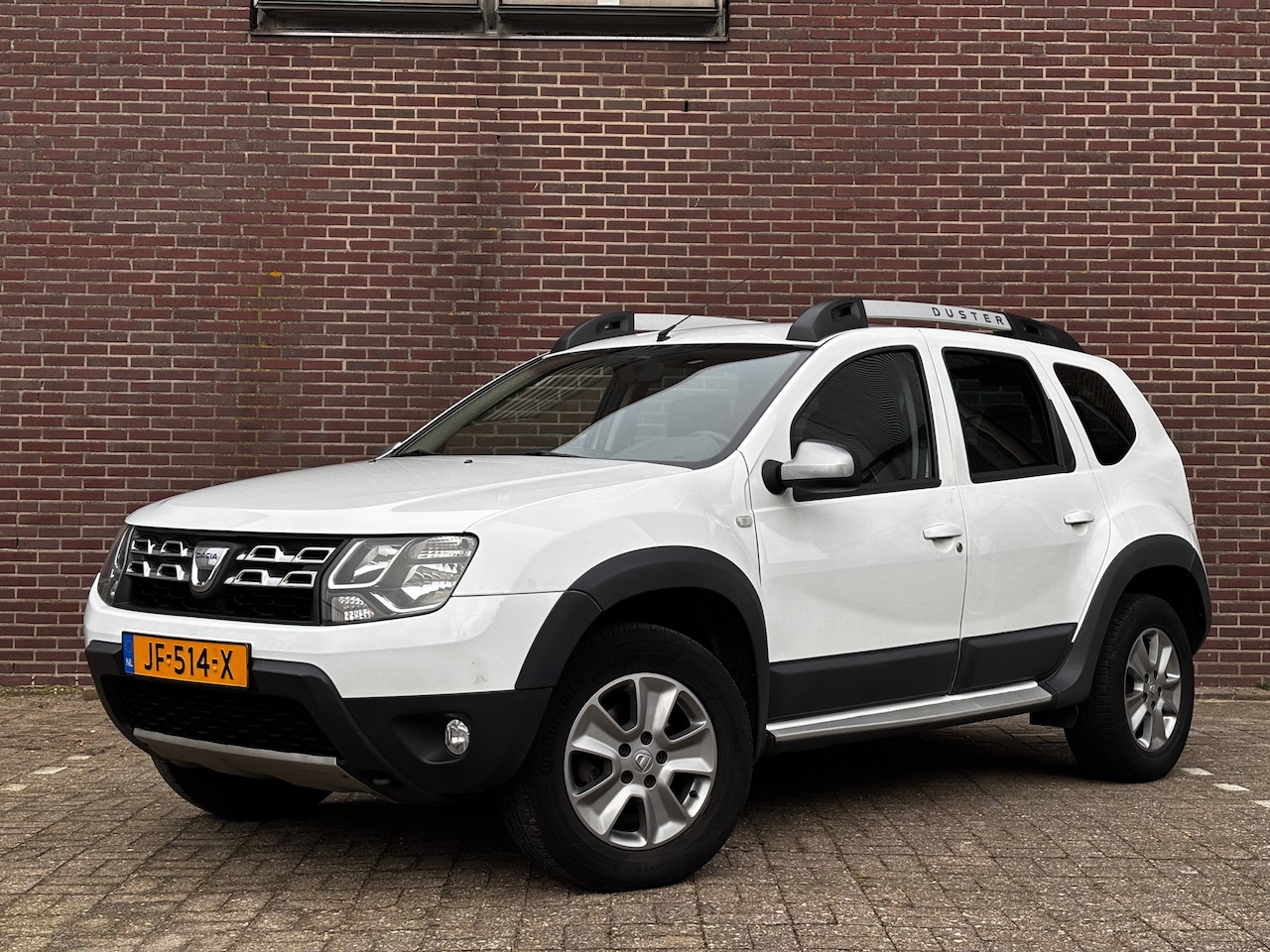 Dacia Duster - 1.2 TCe 4x4 Lauréate | Trekhaak | 1500kg | Airco | Navigatie - AutoWereld.nl