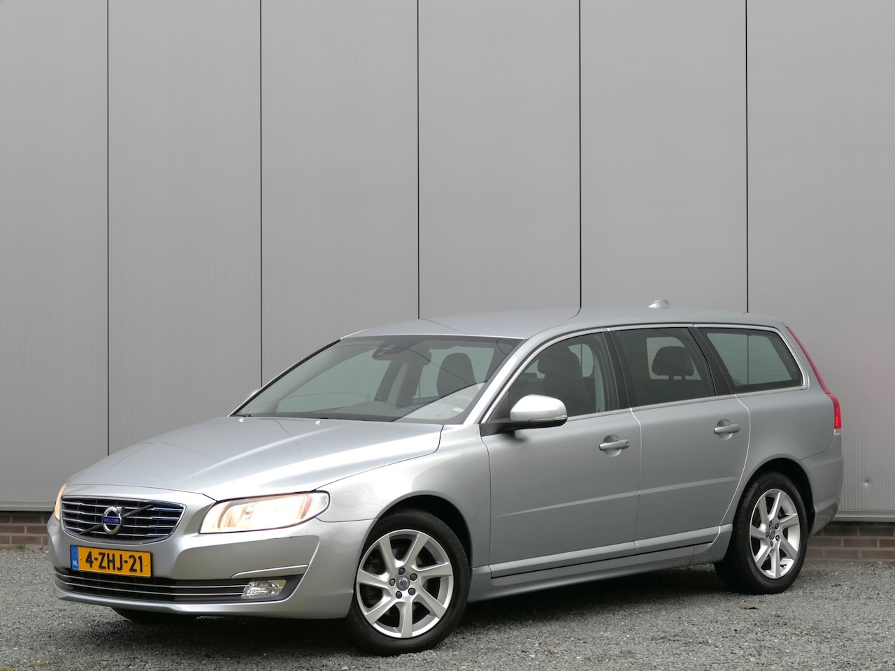 Volvo V70 - T4 Nordic+ Leer / Standkachel / Navi / Bluetooth - AutoWereld.nl