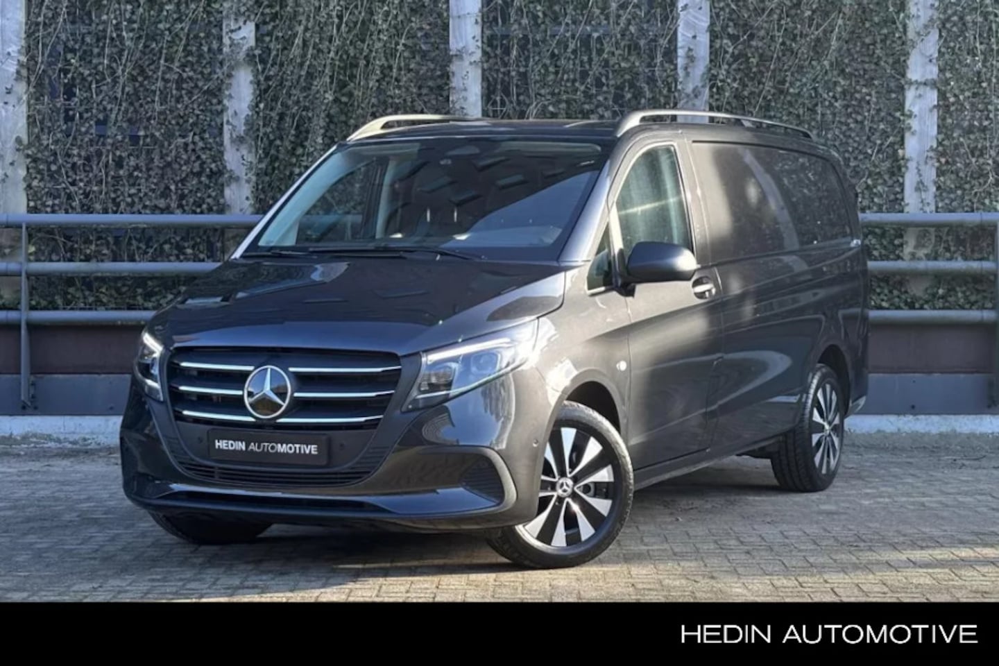 Mercedes-Benz V-klasse - V 300d L3 Automaat | Trekhaak | Stoelverwarming | Climate Control | 360° Camera | LED - AutoWereld.nl