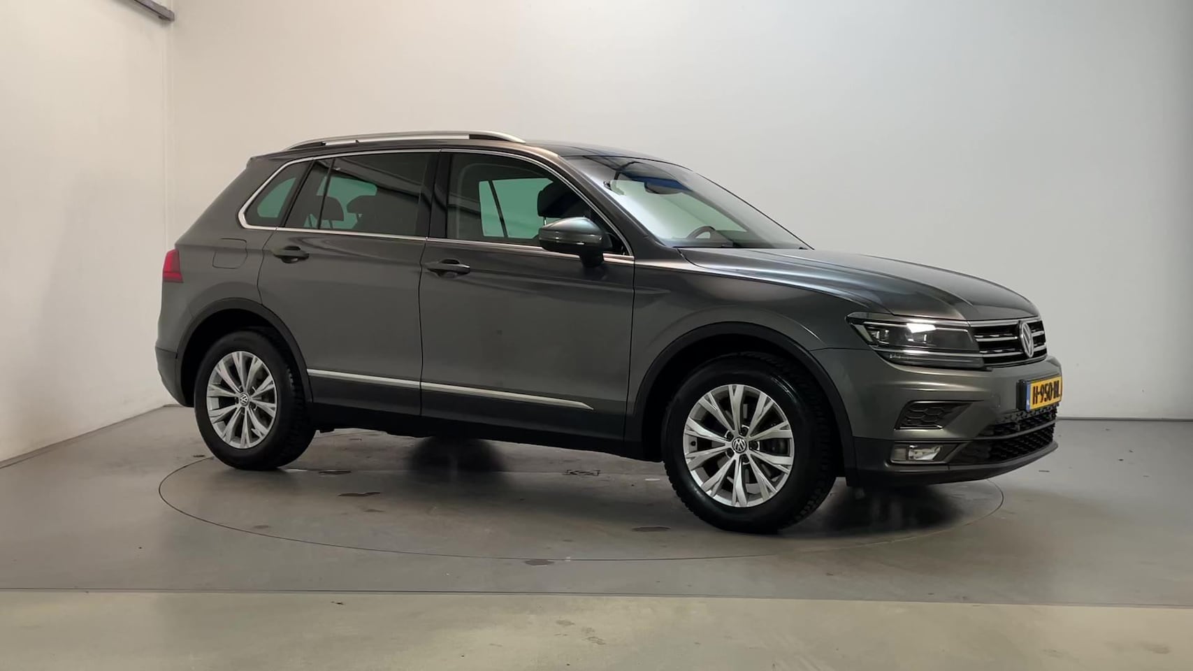 Volkswagen Tiguan - 1.5 TSI 150pk ACT Comfortline Business LED Navigatie Parkeersensoren Adaptive Cruise DAB+ - AutoWereld.nl