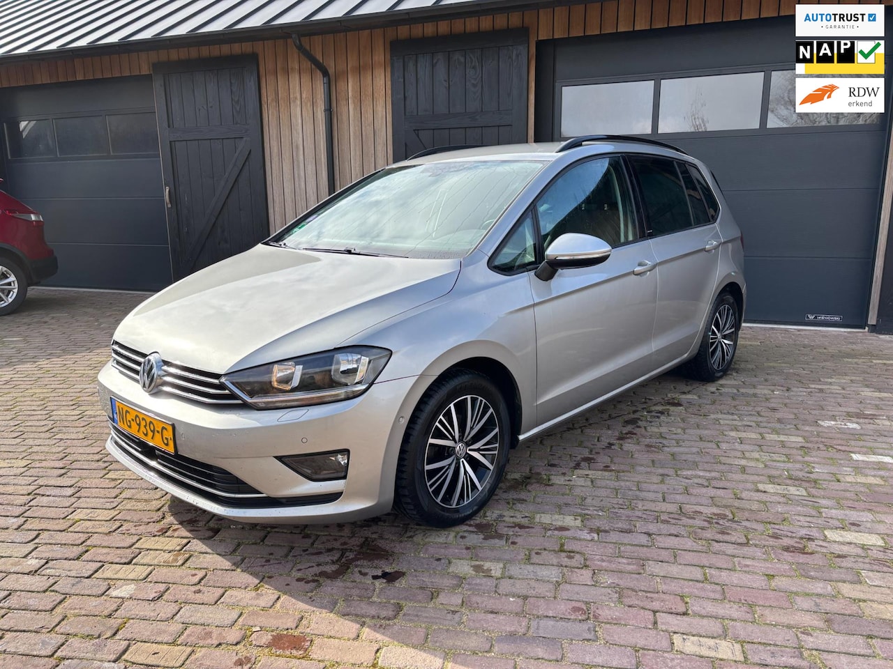 Volkswagen Golf Sportsvan - 1.2 TSI Connected Series 1.2 TSI Connected Series, AUTOMAAT , NAVI , CRUISE ,TREKHAAK. - AutoWereld.nl