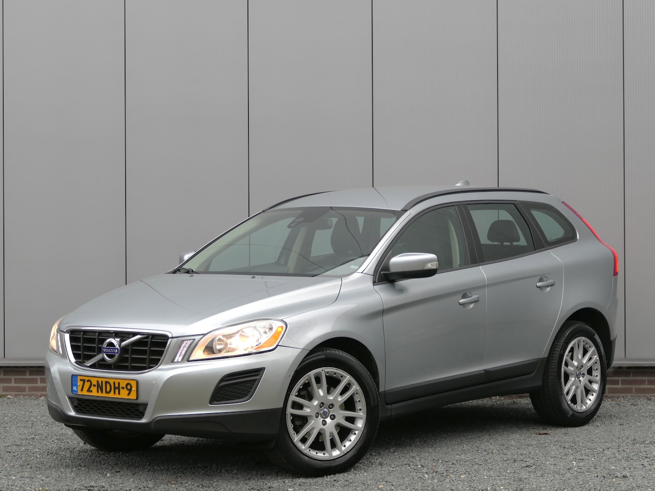 Volvo XC60 - 2.0T AUT Kinetic Leer / 19'' / Trekhaak / Navi / Bluetooth - AutoWereld.nl