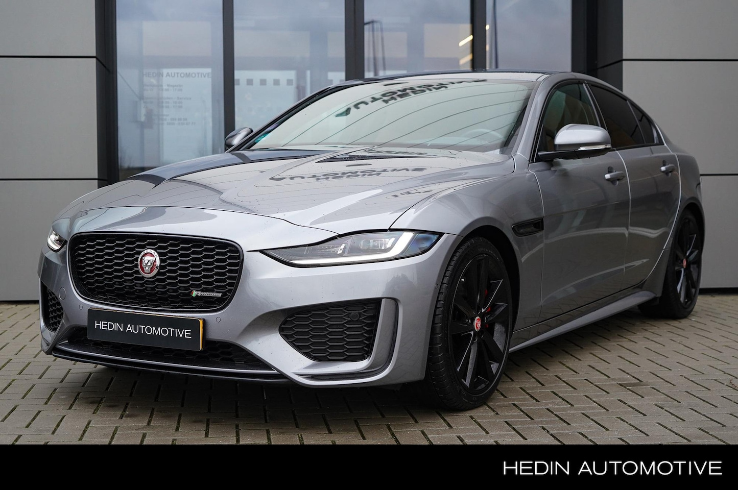 Jaguar XE - 2.0 P250 R-Dynamic SE | Tan Interior | Black Pack | 20" Gloss Black | - AutoWereld.nl