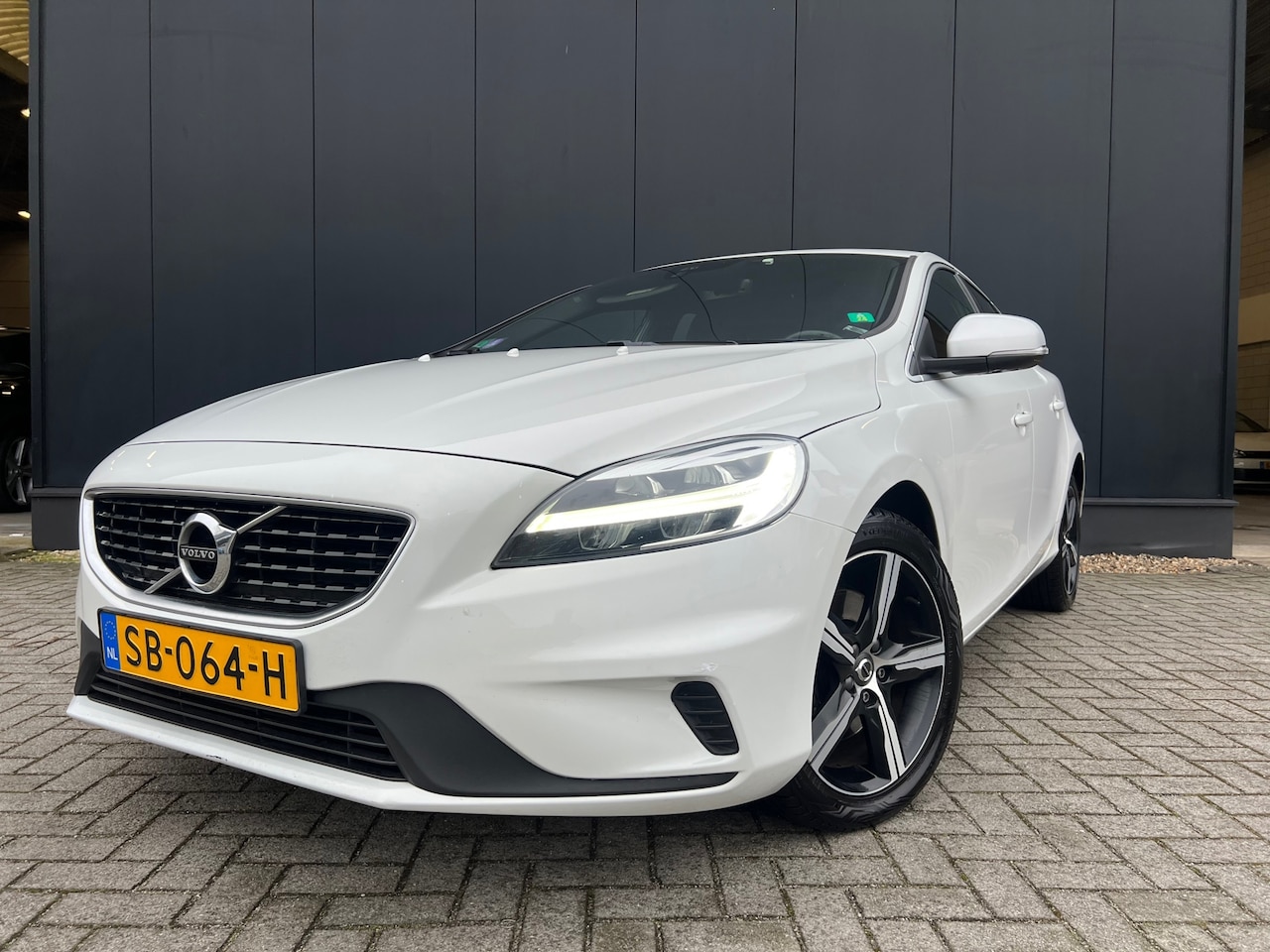 Volvo V40 - 2.0 T4 R-Disign Sport '18 Leder/NaviTrekh/ZrMooi! - AutoWereld.nl