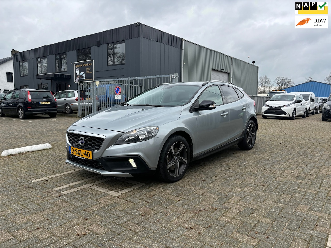 Volvo V40 Cross Country - 2.5 T5 AWD NIEUWE APK - AutoWereld.nl