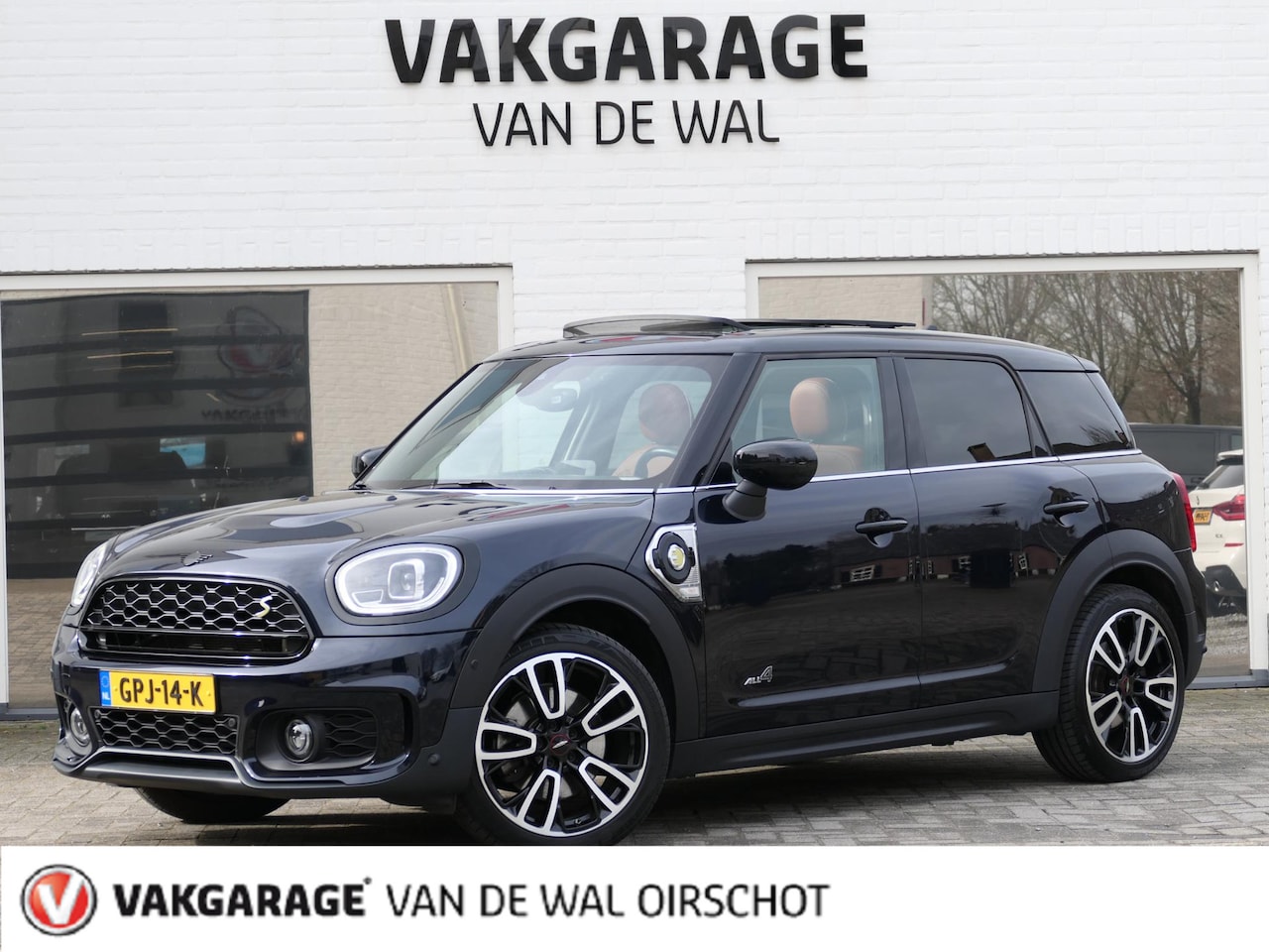 MINI Countryman - Mini 2.0 Cooper S E ALL4 John Cooper Works | JCW | Panoramadak | Draadloos Apple-/Android - AutoWereld.nl