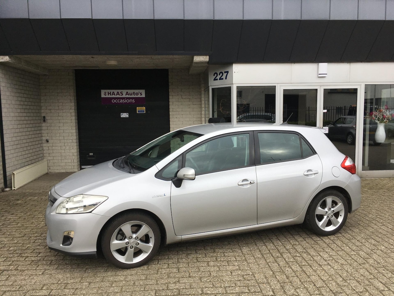 Toyota Auris - 1.8 Full Hybrid Executive / NAVI / CAMERA / ALU VELGEN / KEYLESS / NL-AUTO - AutoWereld.nl