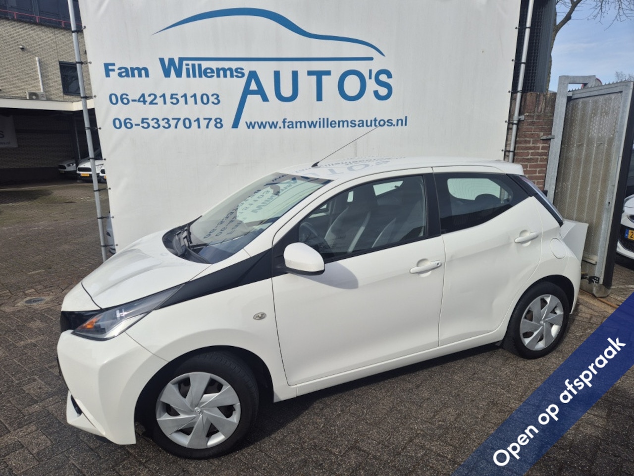 Toyota Aygo - 1.0 VVT-i x-play navi Camera - AutoWereld.nl