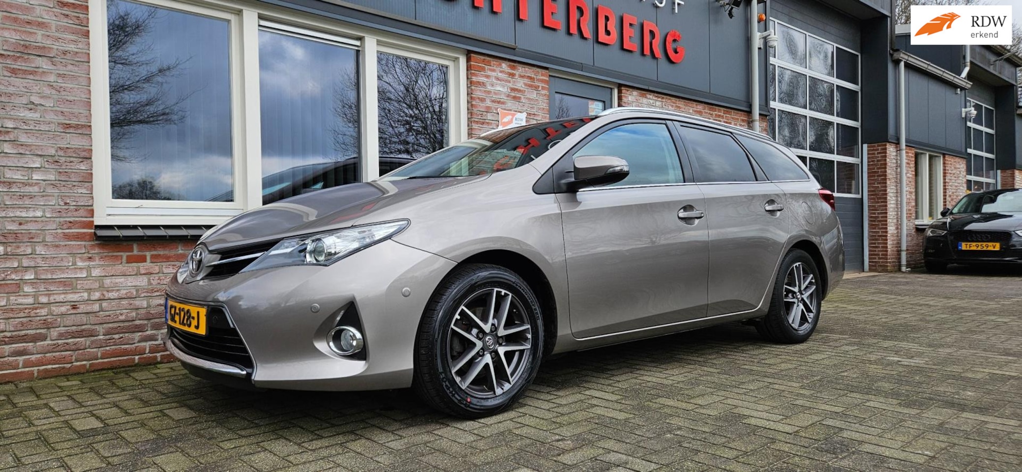 Toyota Auris Touring Sports - 1.6 Aspiration Trekhaak! Airco/Clima! Cruise Control! 132PK! Nette Auto! - AutoWereld.nl