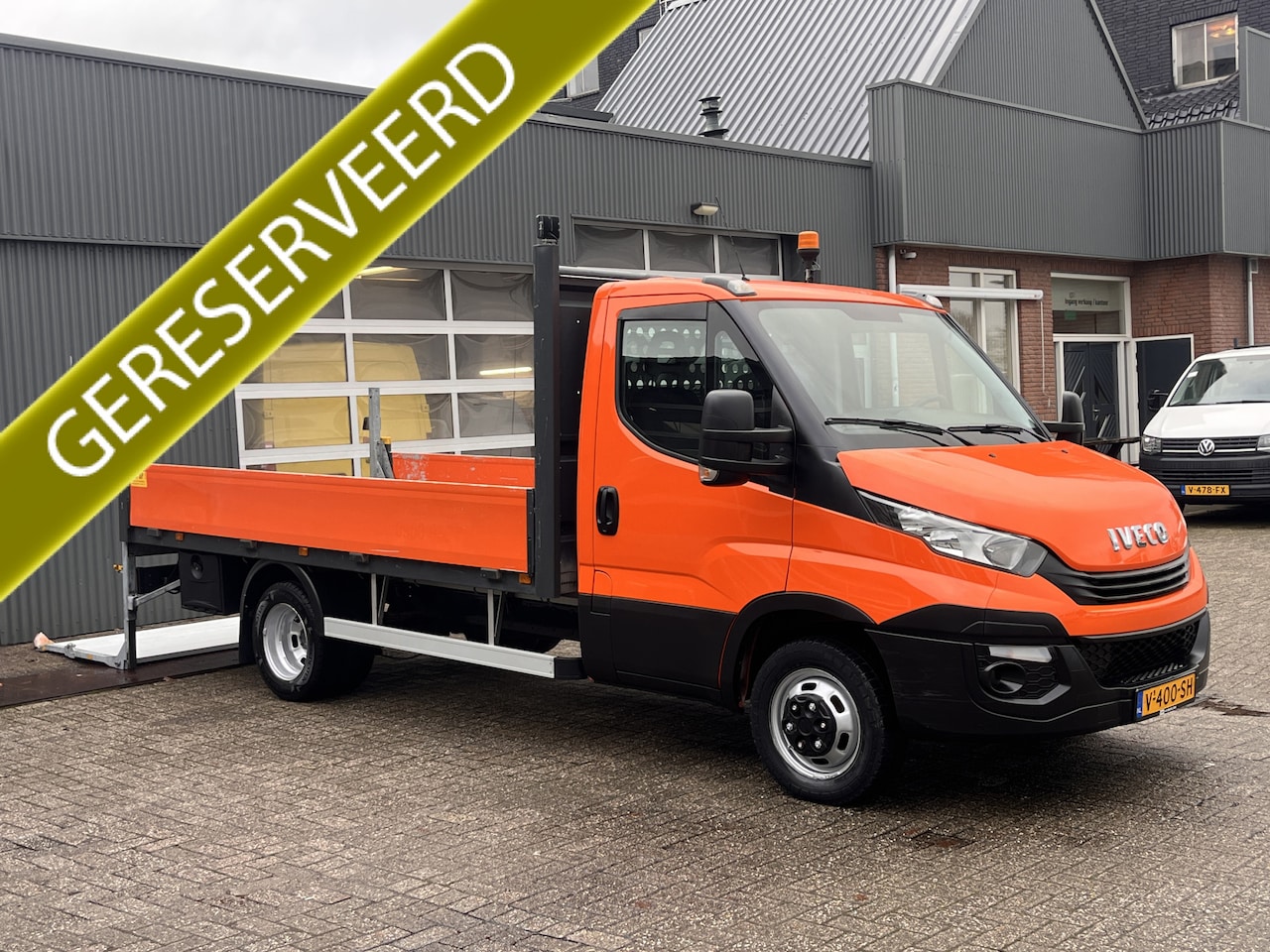 Iveco Daily - 35C14 2.3 375 Airco Trekhaak 3500kg Laadklep 500kg Navigatie Open laadbak Pick-up Euro 6 B - AutoWereld.nl