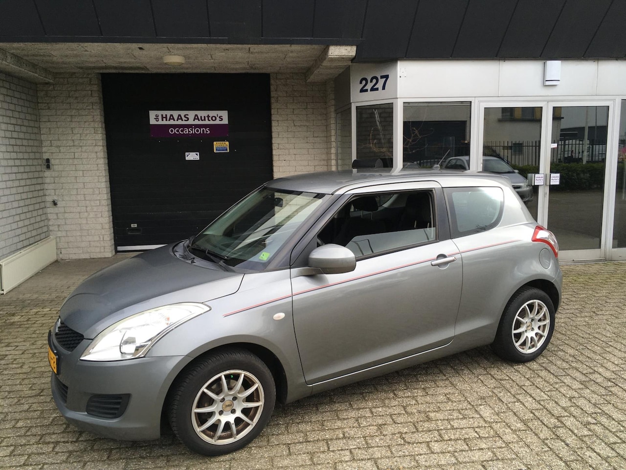 Suzuki Swift - 1.2 Comfort / AIRCO / ALU VELGEN / DEALER SERVICED / APK 2026 - AutoWereld.nl