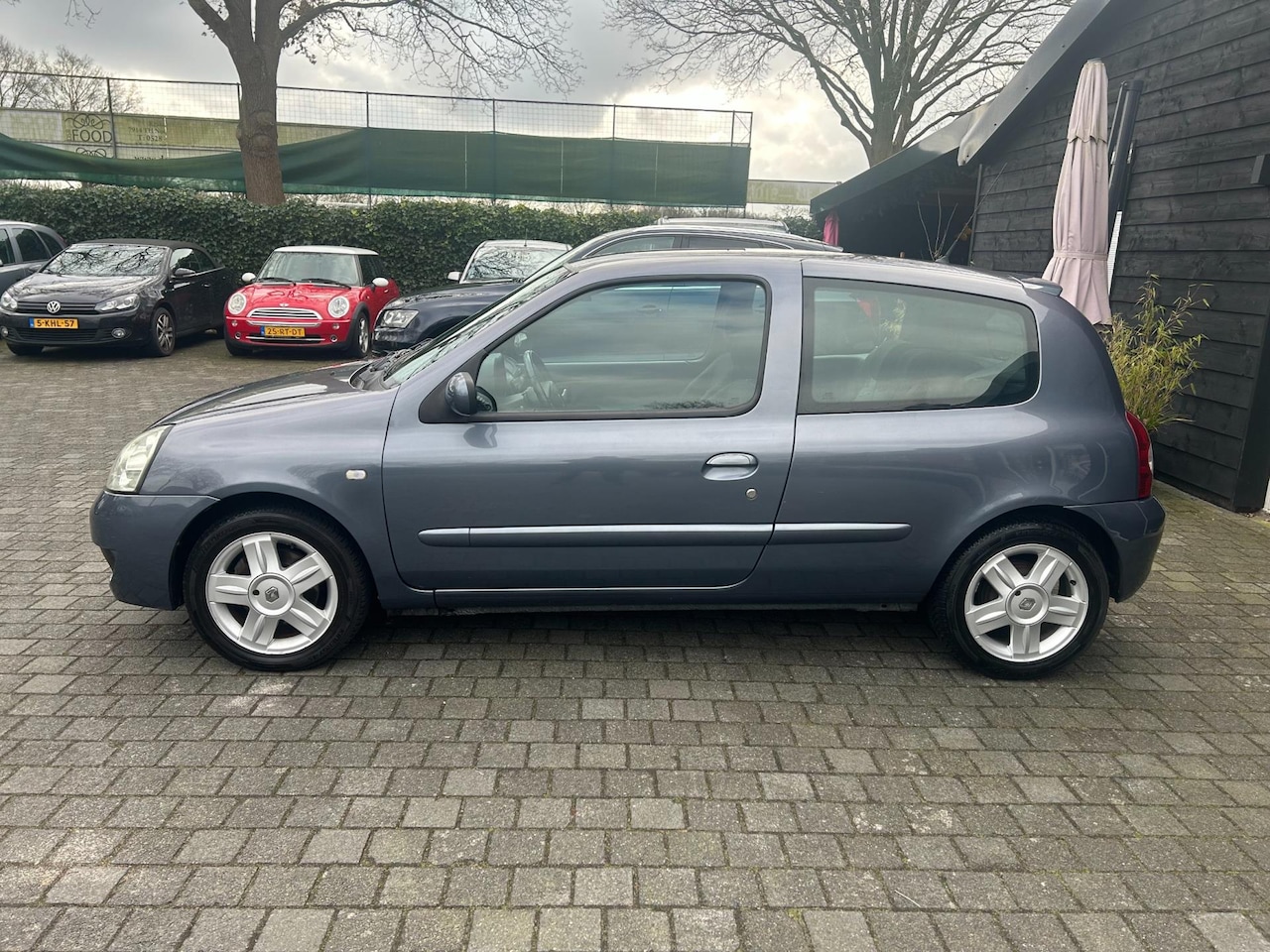 Renault Clio - 1.2-16V Campus nieuw model met nieuwe APK