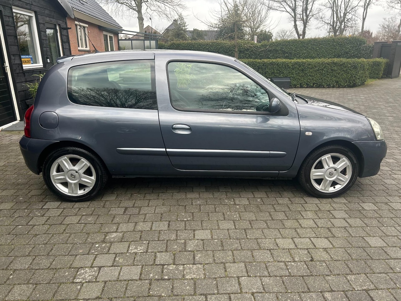 Renault Clio - 1.2-16V Campus nieuw model met nieuwe APK