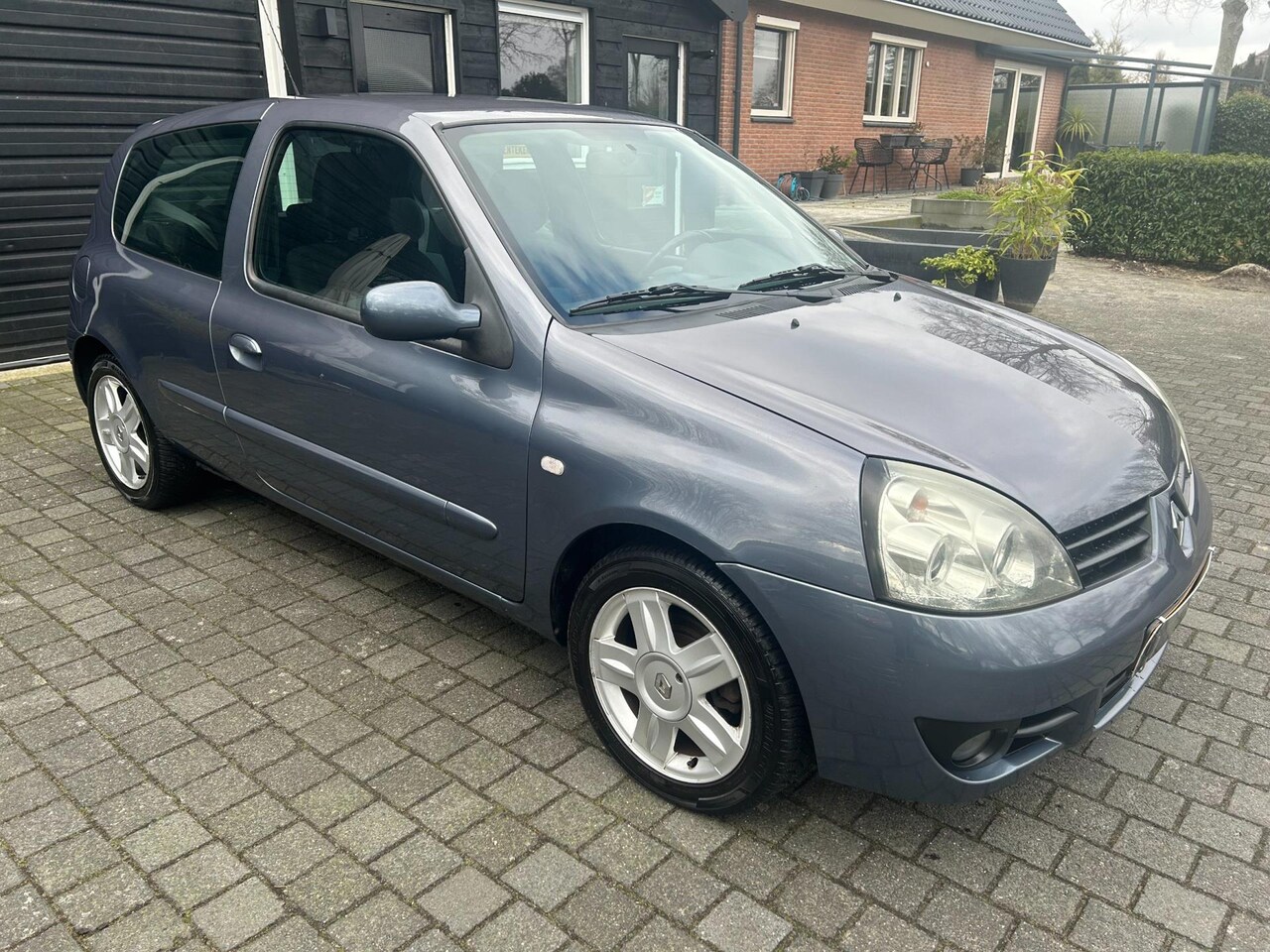 Renault Clio - 1.2-16V Campus nieuw model met nieuwe APK!