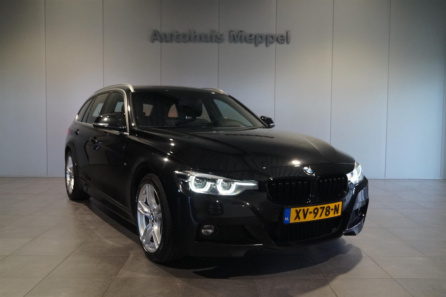 BMW 3-serie - 320i Automaat M-Sport | LED | Sportstoelen | Lichtpakket | - AutoWereld.nl