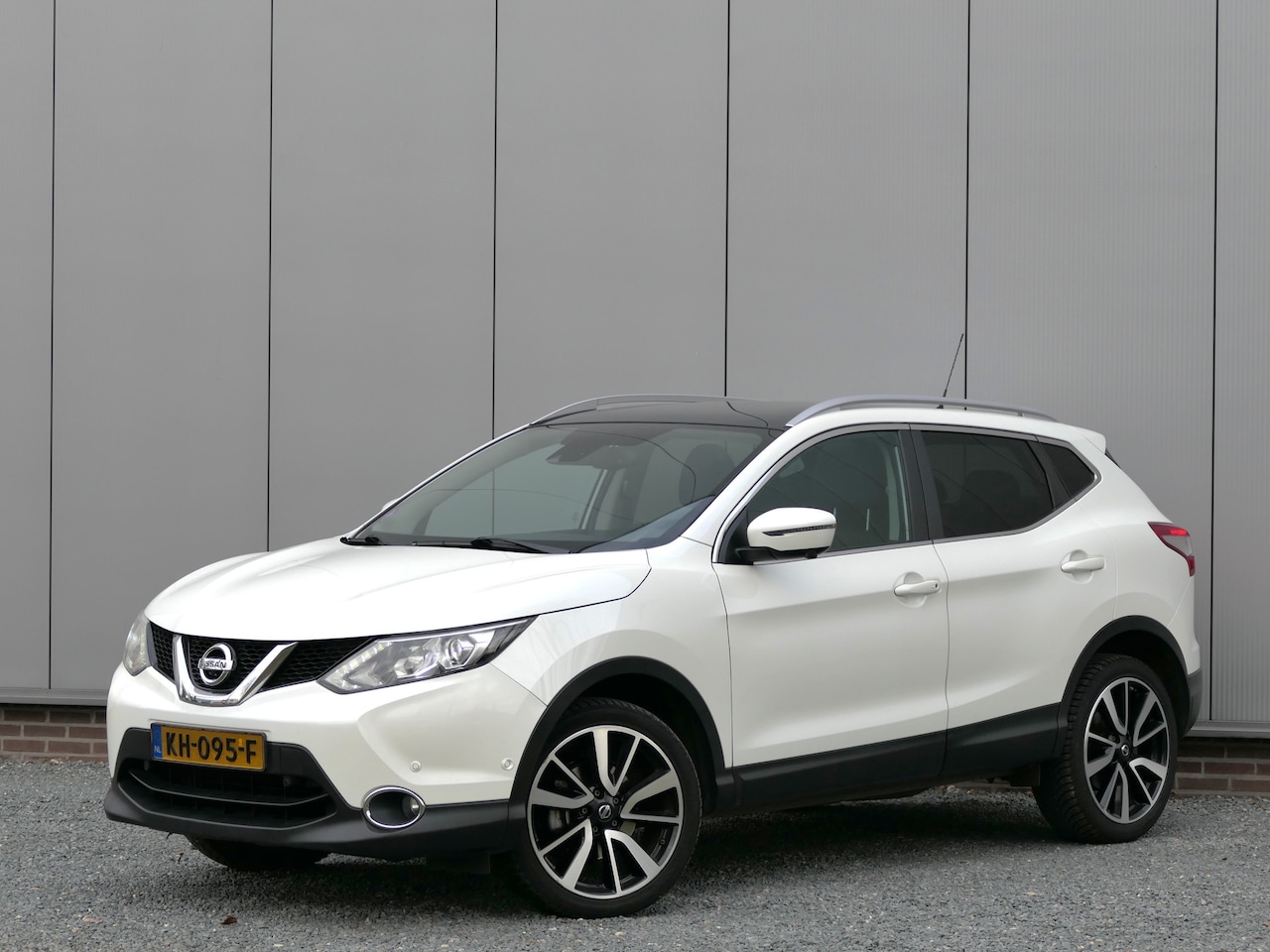 Nissan Qashqai - 1.6 Tekna Navi / Panoramadak / Parkeercamera / Trekhaak - AutoWereld.nl