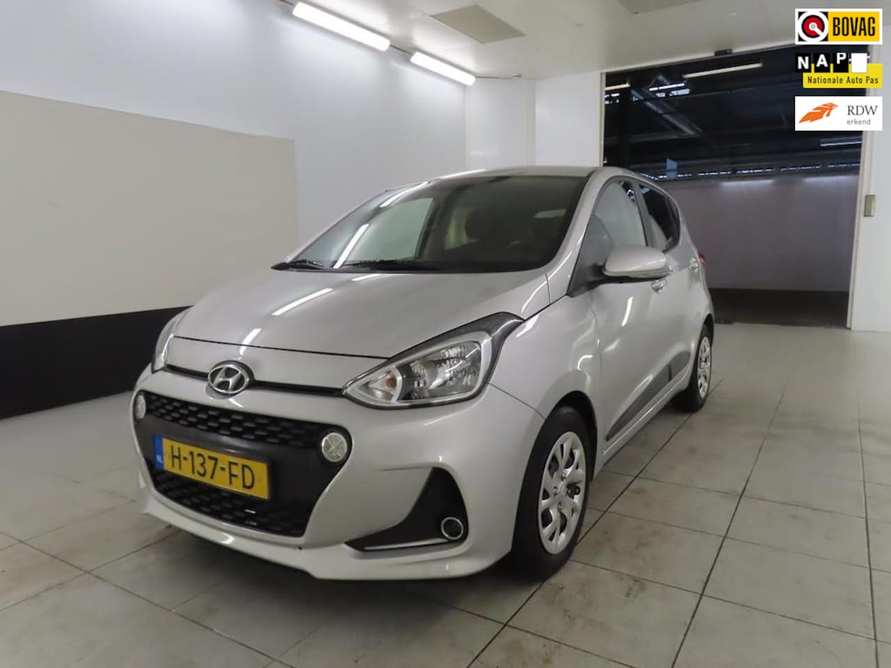 Hyundai i10 - 1.0i Premium+full-Navigatie+Airco+Ecc+cruise+Parkeer-Hulp+Donker-Glass+stuur&stoel-verw = - AutoWereld.nl