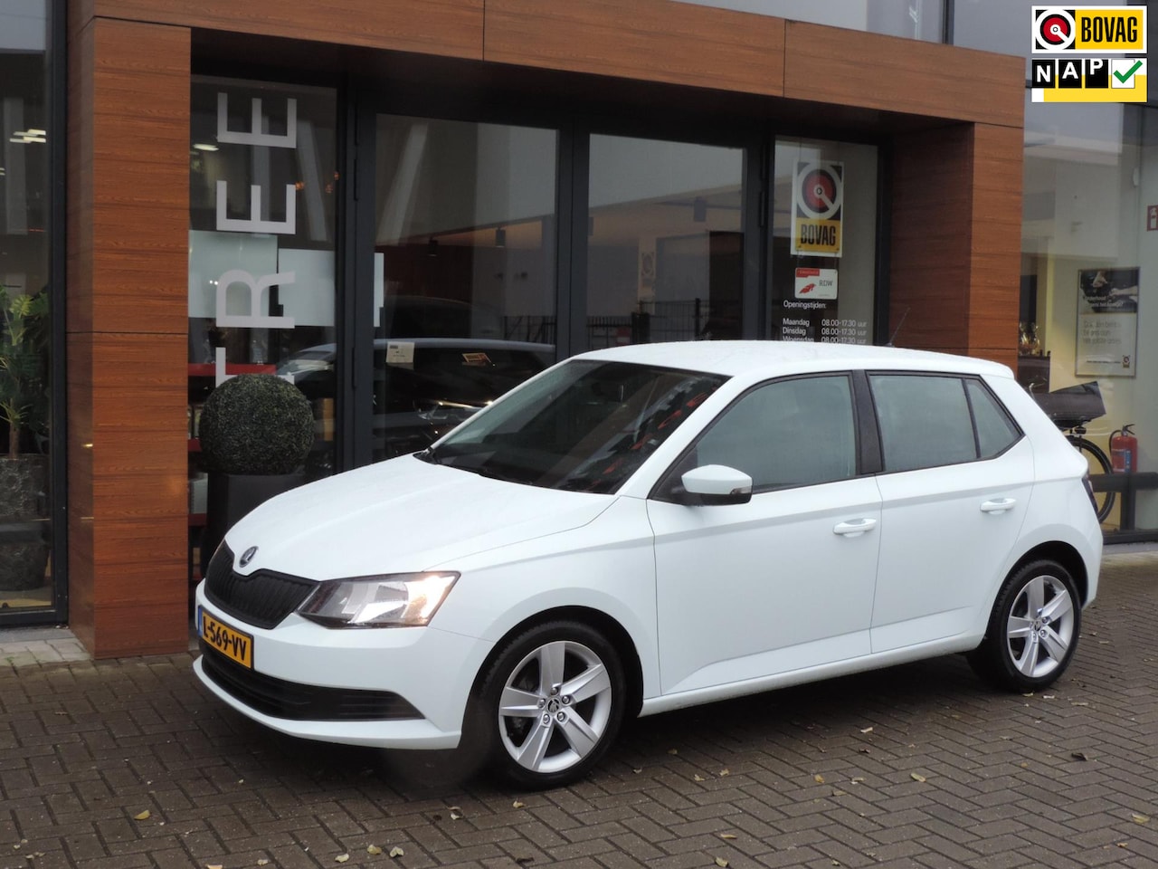 Skoda Fabia - 1.0 Active | Airco | 16'' Lmvelgen + Allseason | PDC | Bluetooth | Isofix | Nw APK - AutoWereld.nl