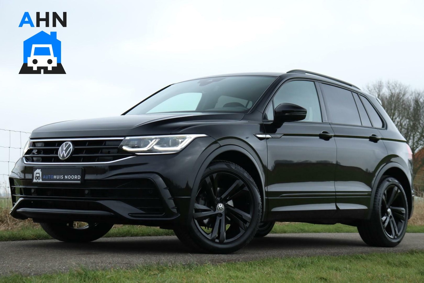 Volkswagen Tiguan - 1.5 TSI / 2x R-Line / Black Style / Virtual Cockpit / Camera / Matrix LED / Trekhaak / 19" - AutoWereld.nl