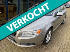 Volvo V70 - 2.5FT Momentum Automaat 230PK H.LEER / XENON / TREKHAAK