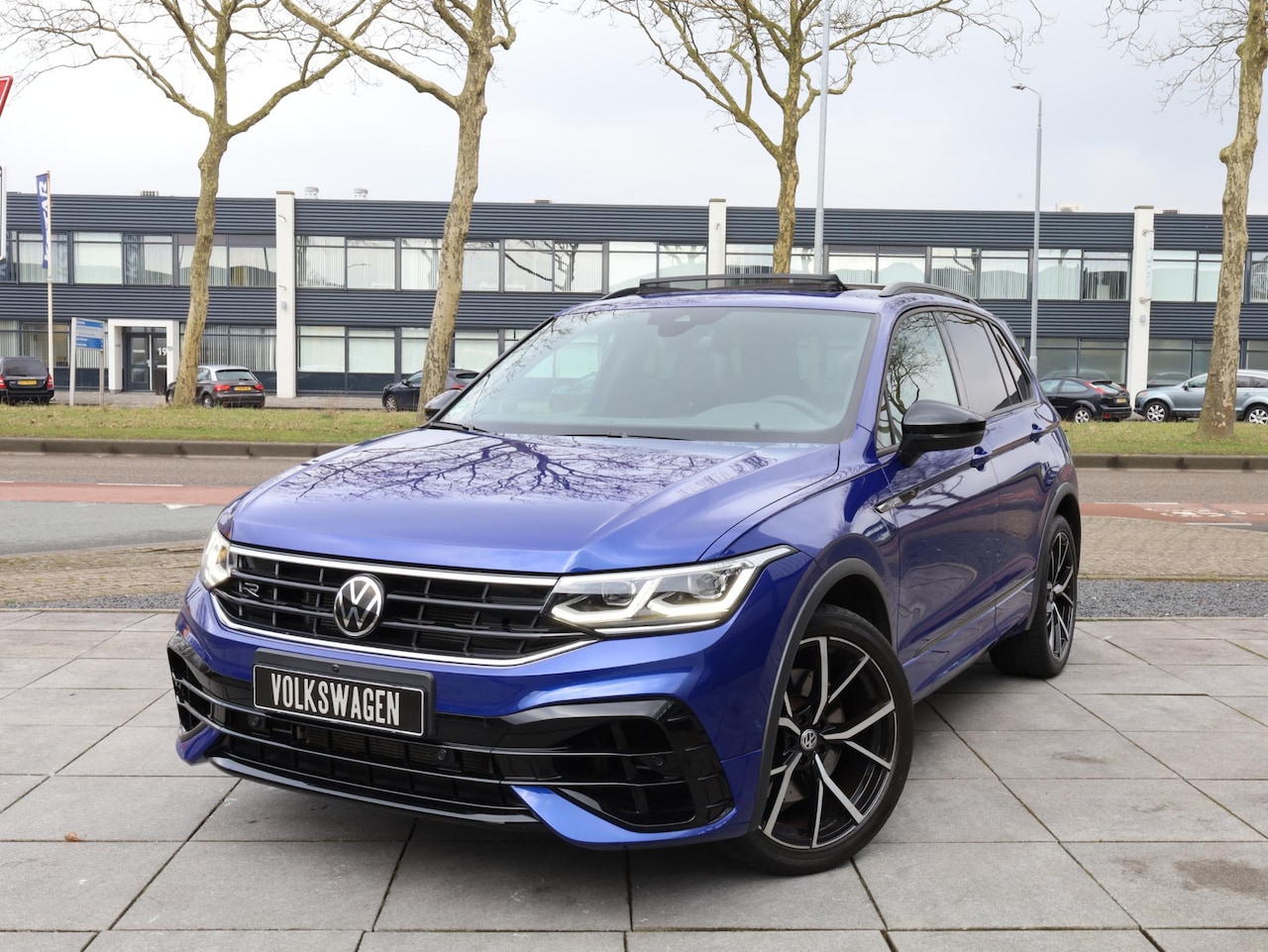 Volkswagen Tiguan - R 4Motion Panodak | Akrapovic | H&K | Leer | 360°Camera | Keyless | IQ Light | - AutoWereld.nl