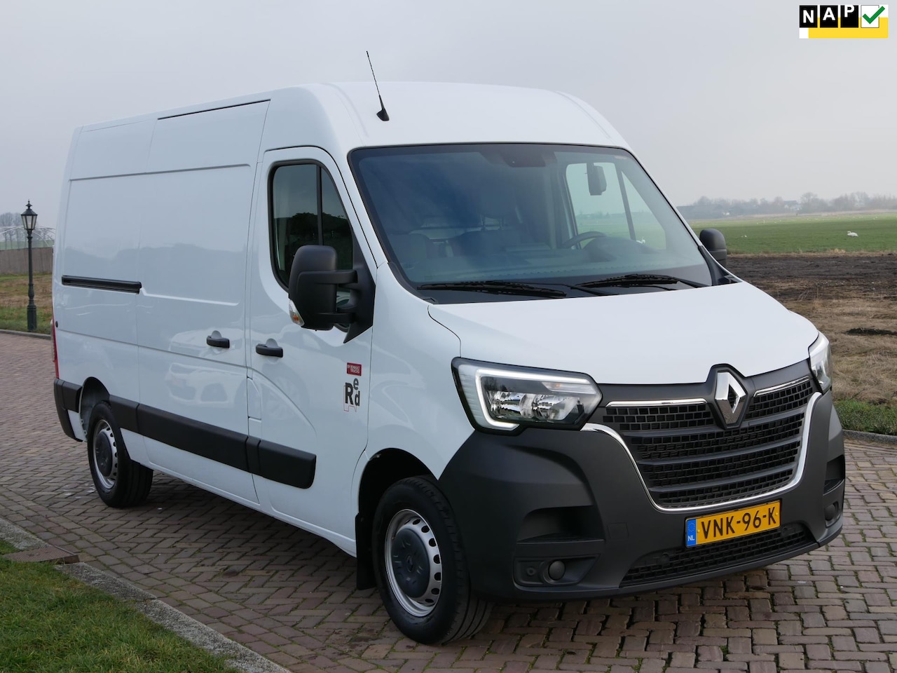 Renault Master - T35 2.3 dCi 135 L2H2 Comfort AC NAV 3-SEATS - AutoWereld.nl