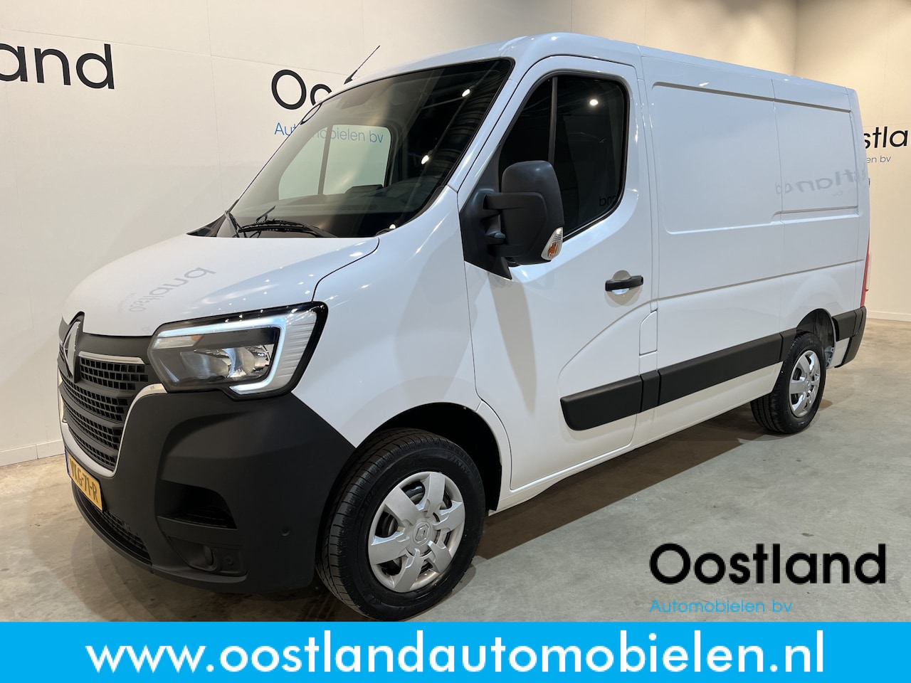 Renault Master - 2.3 dCi 135 PK L1H1 / Euro 6 / Airco / Cruise Control / CarPlay / Camera / Trekhaak / 3-Zi - AutoWereld.nl