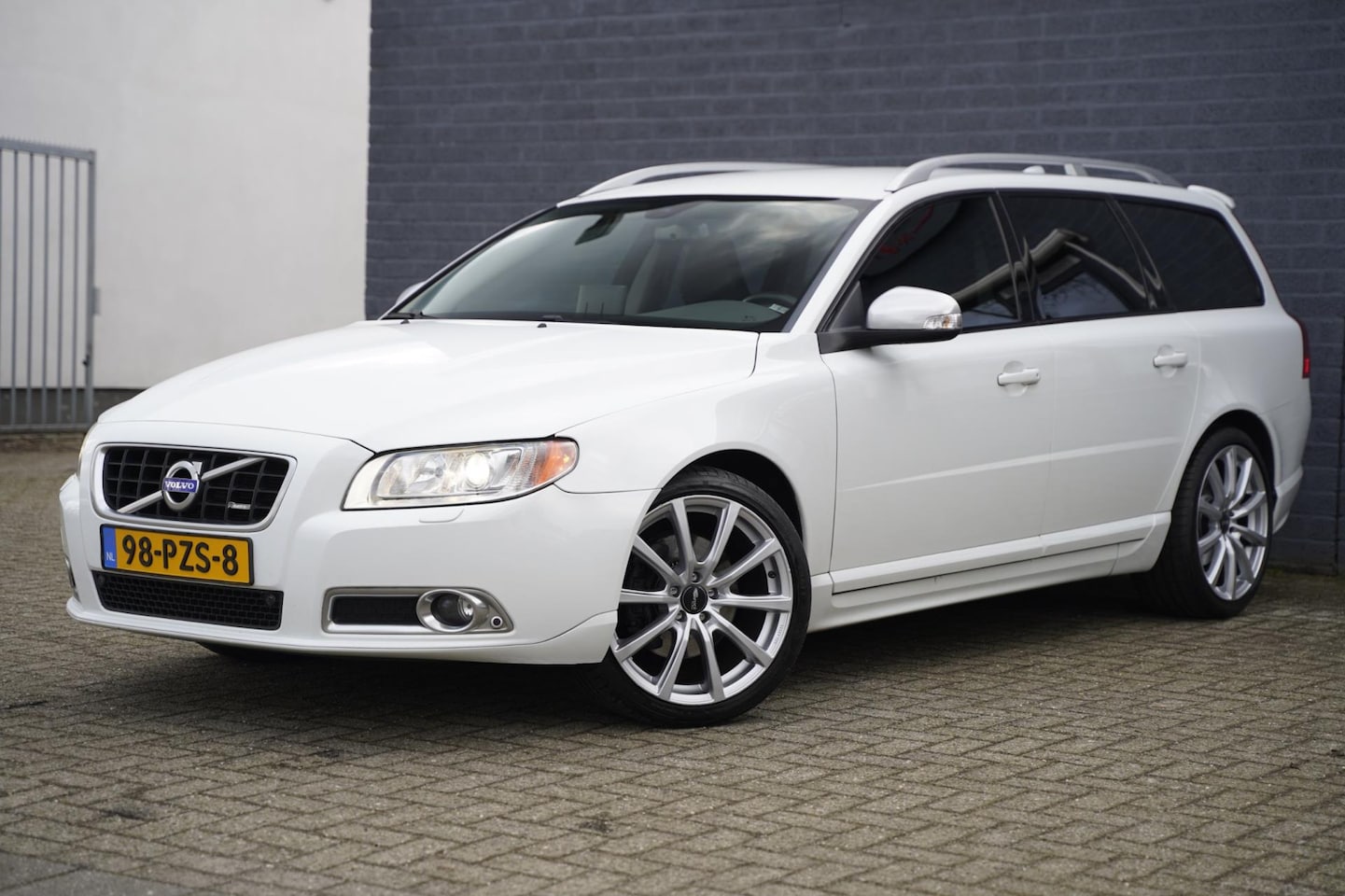 Volvo V70 - 2.0T R-Design 2.0T R-Design, Automaat, 1ste eigenaar, incl. BTW! - AutoWereld.nl