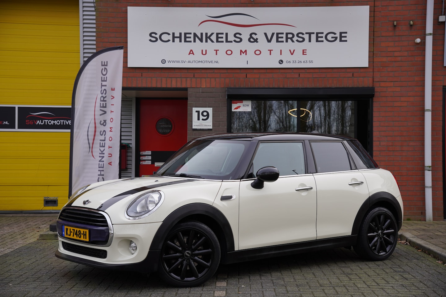 MINI Cooper - 5 Deurs 1.5 Business / Automaat / JCW / Sportstoel / PDC / Navi / Cruise - AutoWereld.nl