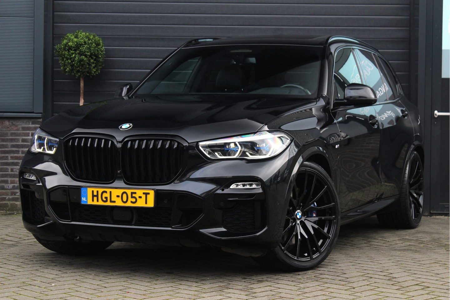 BMW X5 - xDrive45e M Sport | Pano | B&W | Trekhaak | 4-WS - AutoWereld.nl