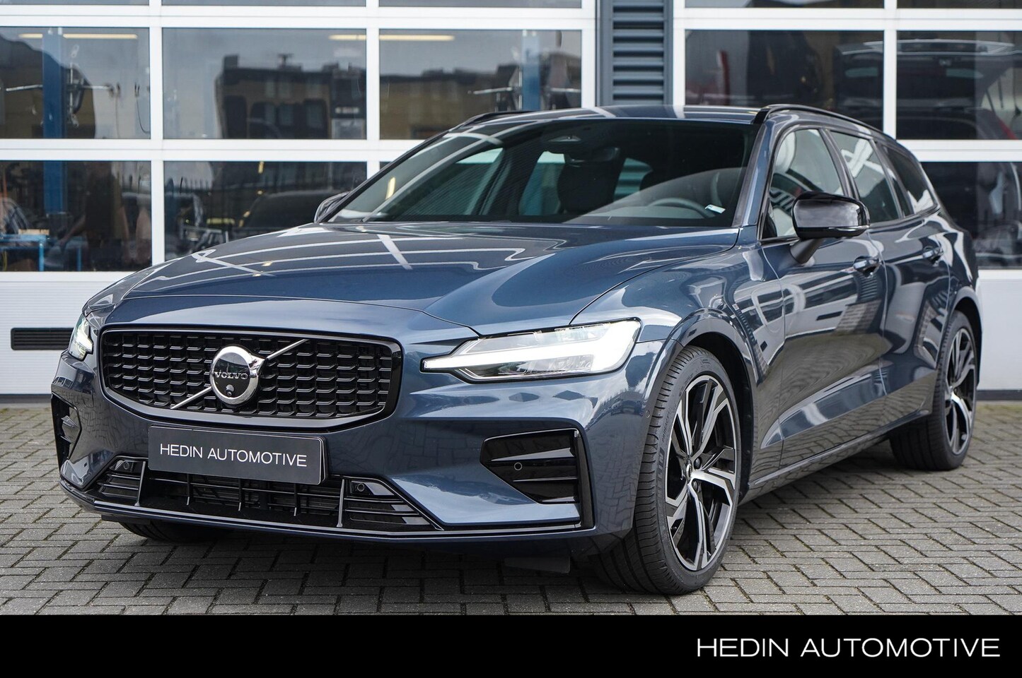 Volvo V60 - 2.0 B3 Plus Dark |360 Camera | Sport Stoelen | 19" Lichtmetalen Velgen | Stuur & Stoelverw - AutoWereld.nl