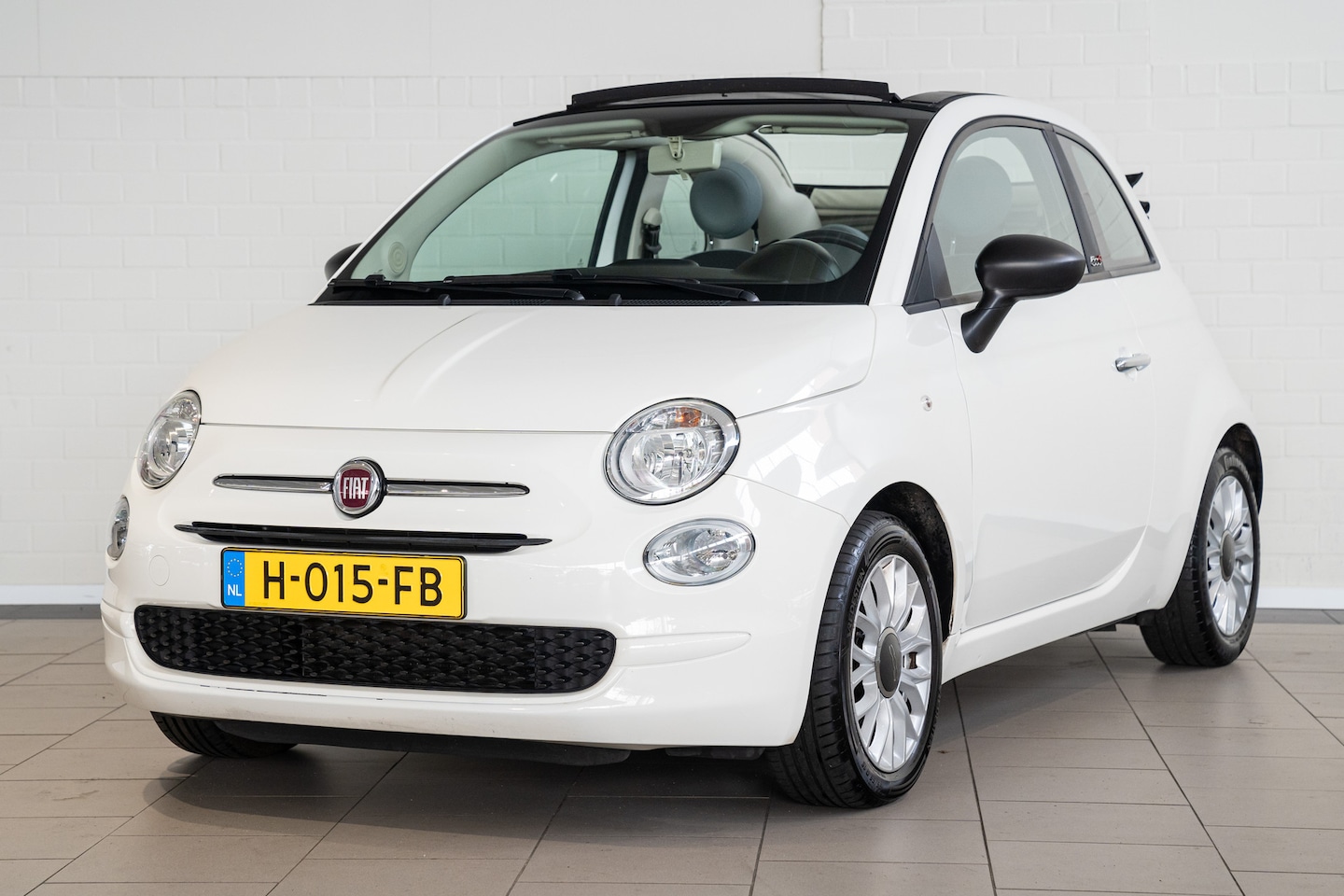 Fiat 500 C - 1.2 Young | Navigatie | Lichtmetalen velgen | Airco | - AutoWereld.nl