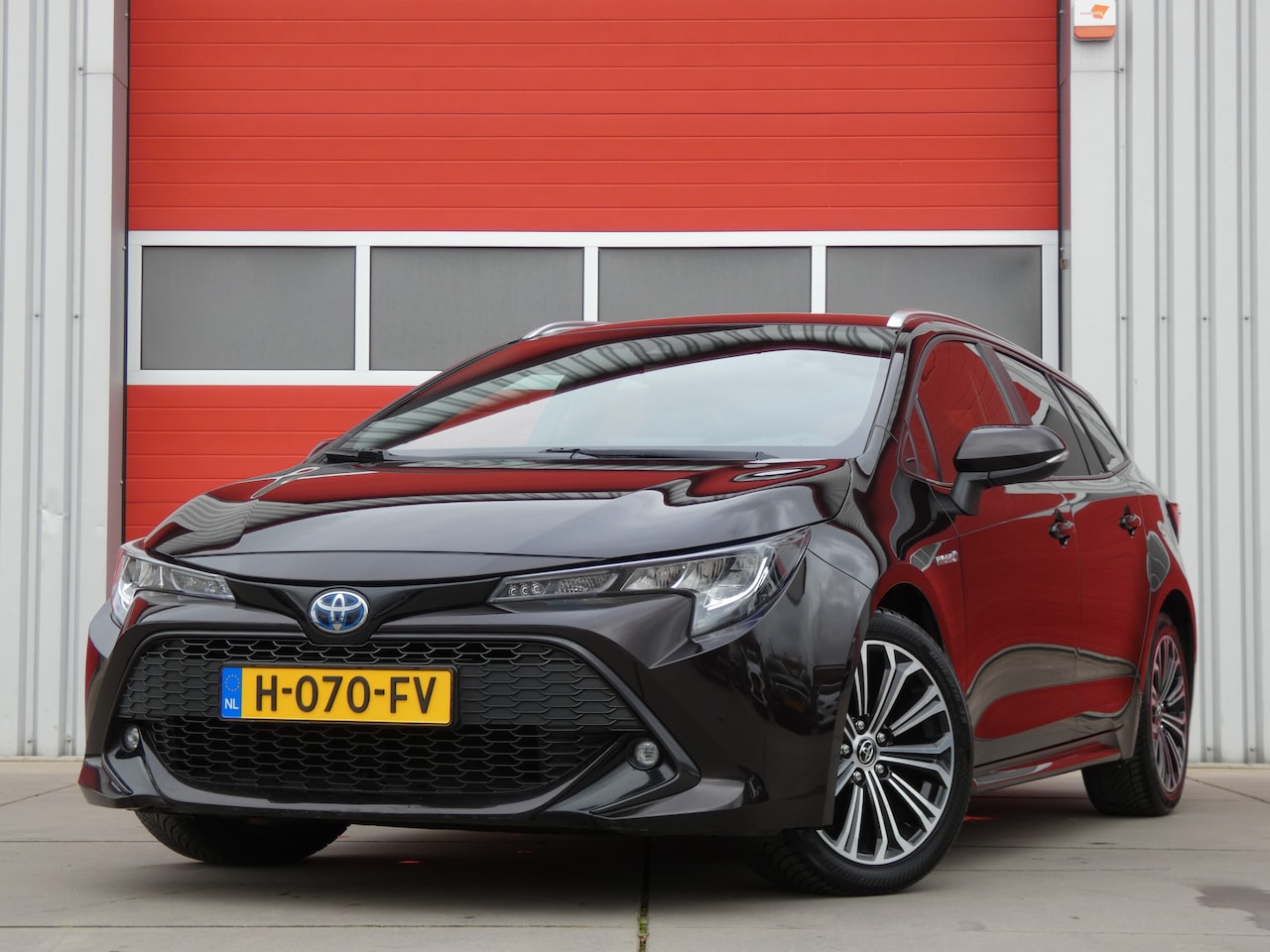 Toyota Corolla Touring Sports - 1.8 Hybrid Dynamic/ lage km/ zeer mooi! - AutoWereld.nl