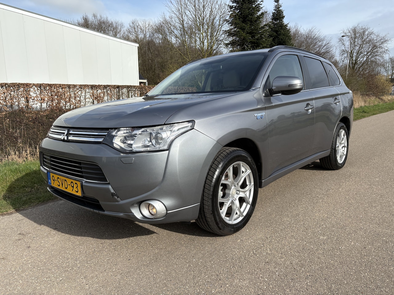 Mitsubishi Outlander - 2.0 PHEV Instyle / AUTOMAAT / LEER / NAVI / SCHUIFDAK - AutoWereld.nl