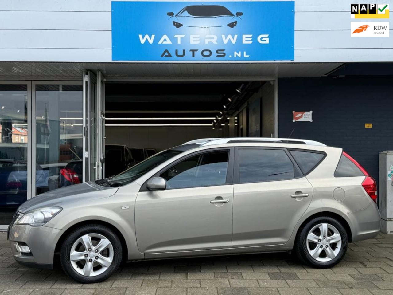 Kia Cee'd - 1.4 CVVT X-ecutive NAVI/AIRCO - AutoWereld.nl