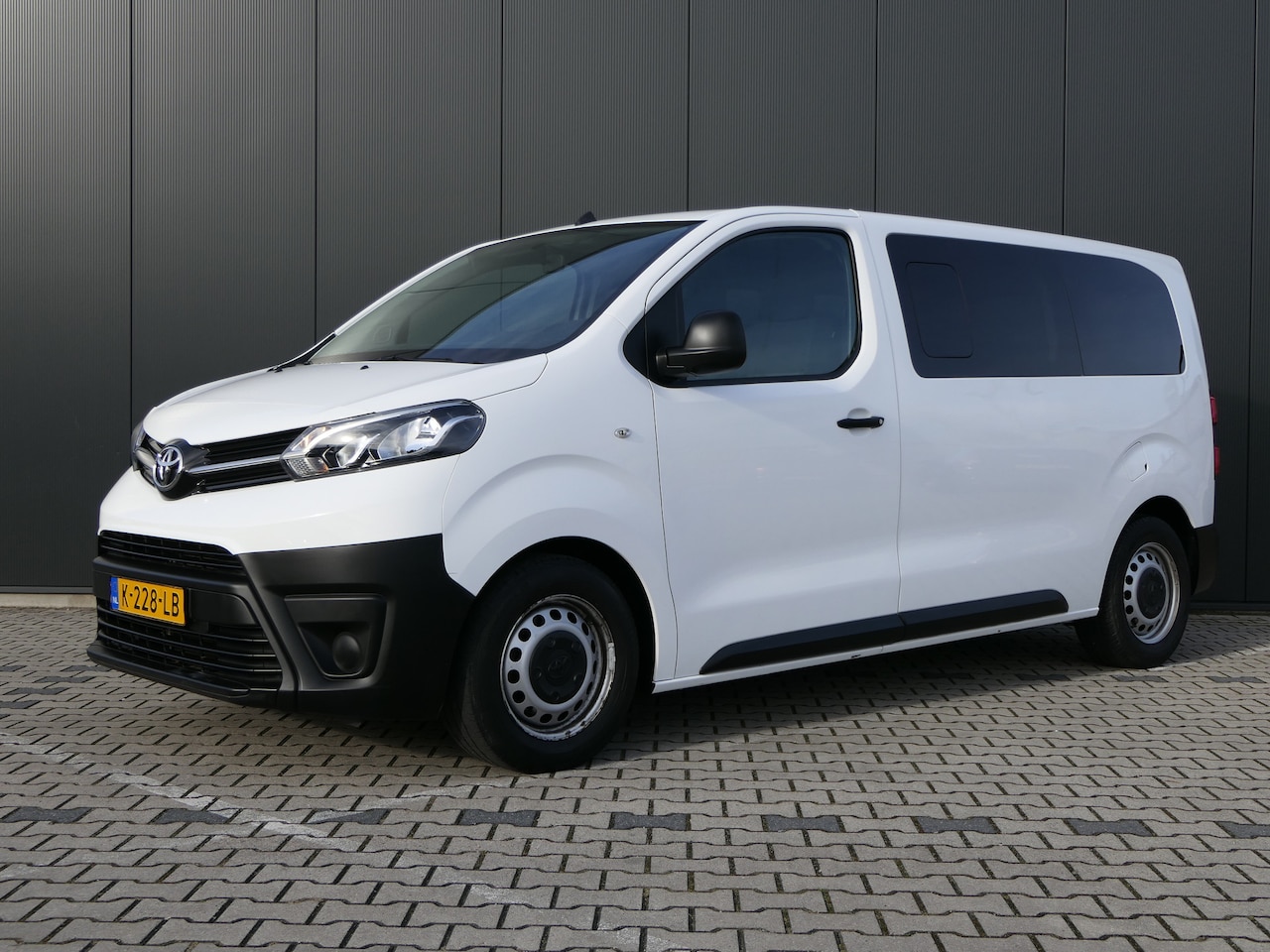 Toyota ProAce Shuttle - 1.5 D-4D Navigator Medium | 9 Persoons | Navigatie | Parkeersensoren | CarPlay/Android Aut - AutoWereld.nl