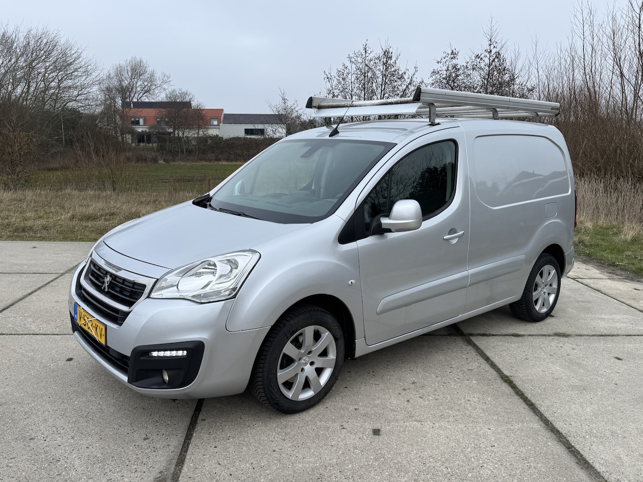 Peugeot Partner - 120 1.6 HDI 99pk airco imperiaal navi EURO 6 - AutoWereld.nl