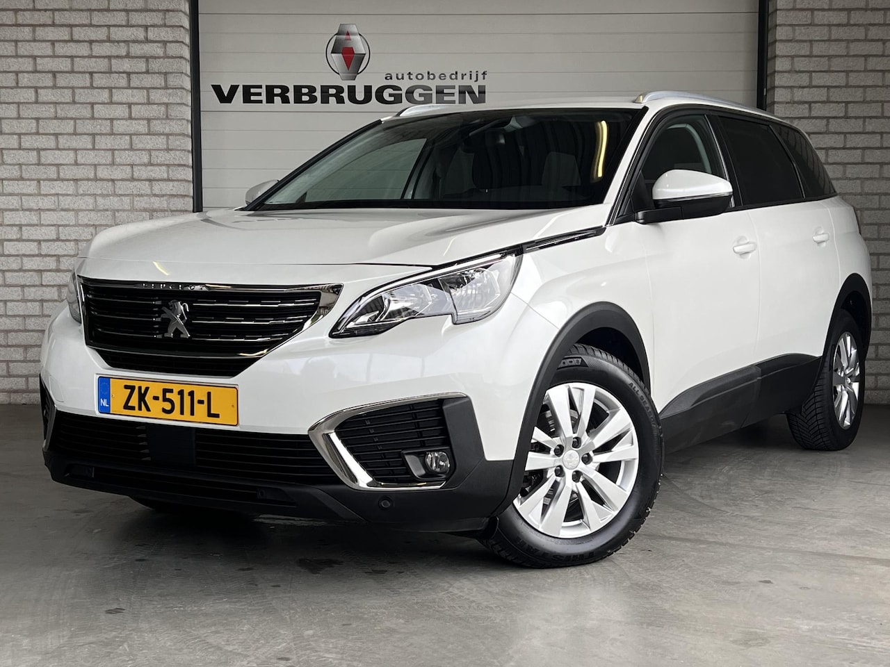 Peugeot 5008 - 1.2 PureTech Blue Lease Executive | 17"LMV | Camera | Navi | Bluetooth | All-season | All- - AutoWereld.nl