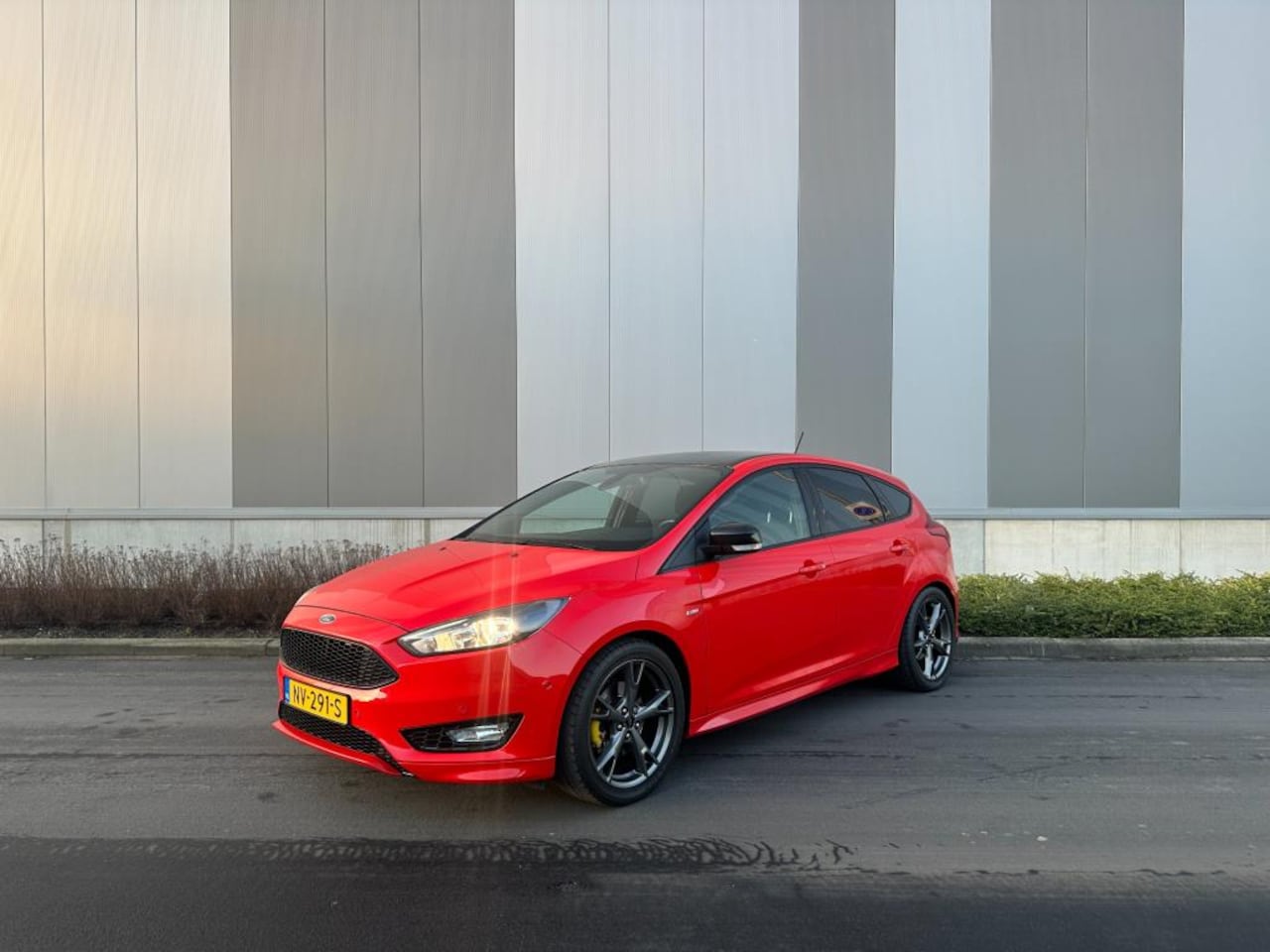 Ford Focus - 1.5 ST-Line Sportuitlaten / PDC / 18inch LMV / Camera - AutoWereld.nl