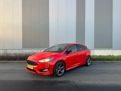 Ford Focus - 1.5 ST-Line Sportuitlaten / PDC / 18inch LMV / Camera