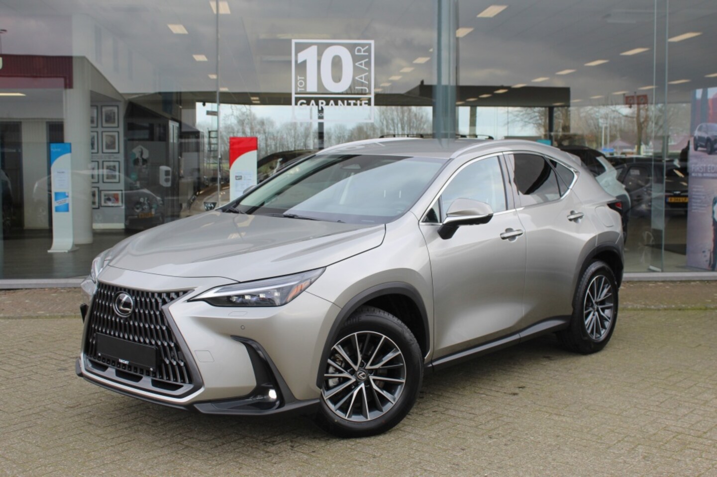 Lexus NX - 450h+ AWD Executive Line | Trekhaak | Head-Up Display | Tri-Led - AutoWereld.nl