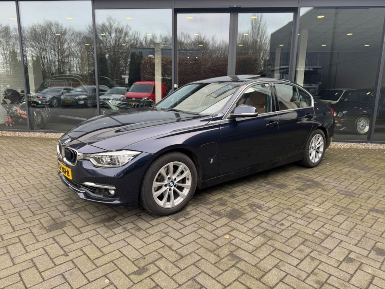 BMW 3-serie - 330e High Exe,Schuifdak,Sportleer,LED,NaviPro,Clima,Cruise,Stoel - AutoWereld.nl