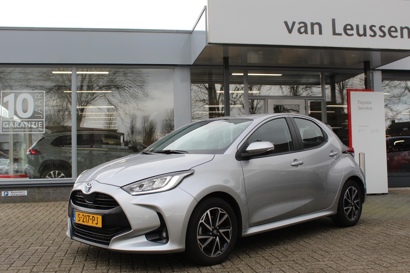 Toyota Yaris - 1.5 HYBRID DYNAMIC APPLE/ANDROID 16"LM-VELGEN LED-PAKKET NL-AUTO - AutoWereld.nl