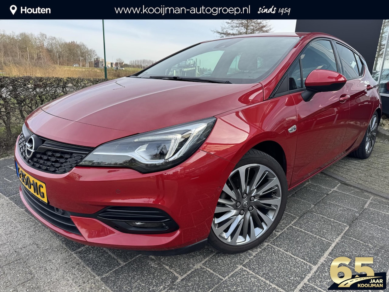 Opel Astra - 1.2 Launch Elegance | Extra Set Winterwielen | Afneembare Trekhaak | Keyless Entry | Leder - AutoWereld.nl