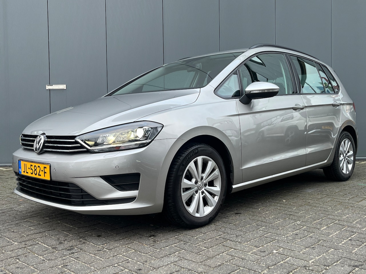 Volkswagen Golf Sportsvan - 1.2 TSI 110pk Automaat Highline | Trekhaak afneembaar | achteruitrijcamera | bi-xenon kopl - AutoWereld.nl