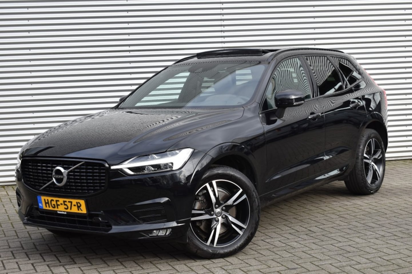 Volvo XC60 - 2.0 B4 R-DESIGN / ADAP. CRUISE / P.DAK / LEDER / EL. TREKHAAK - AutoWereld.nl